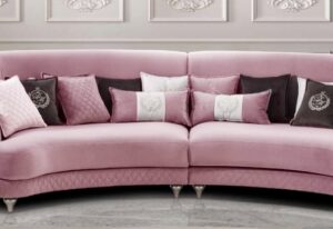 Różowa sofa w klasycznym wnętrzu